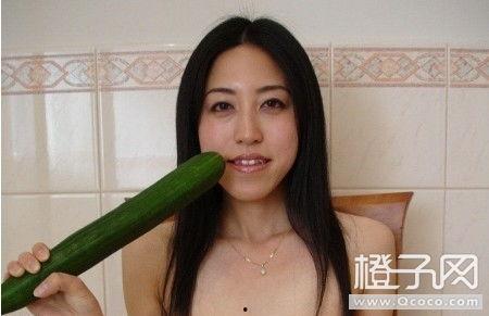 丑女孩吃瓜