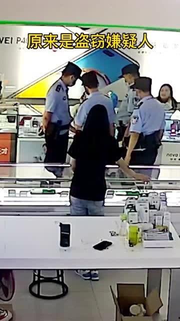 警察吃瓜看戏,看戏笑谈人间百态