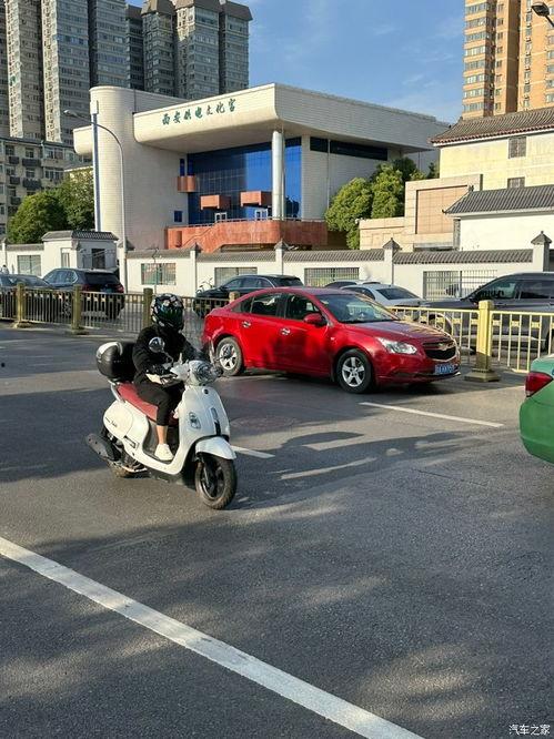 摩托小姐姐吃瓜