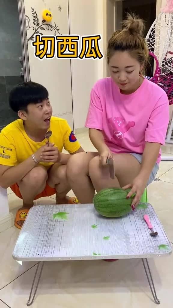 夫妻同时吃瓜,甜蜜生活瞬间