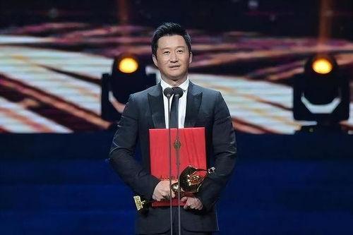 吴京颁奖典礼吃瓜,网友热议